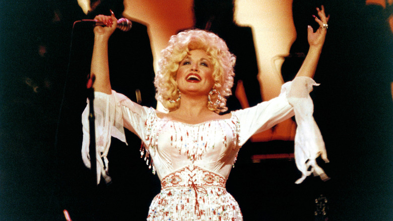 Dolly Parton se produisant au Dominion Theatre