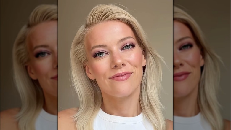 Une femme fait un tutoriel de maquillage sur les yeux cagoulés sur Instagram