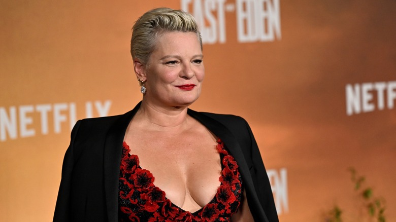 Martha Plimpton posant sur le tapis rouge dans une robe rouge et noire plongeante lors de la première d'East of Eden