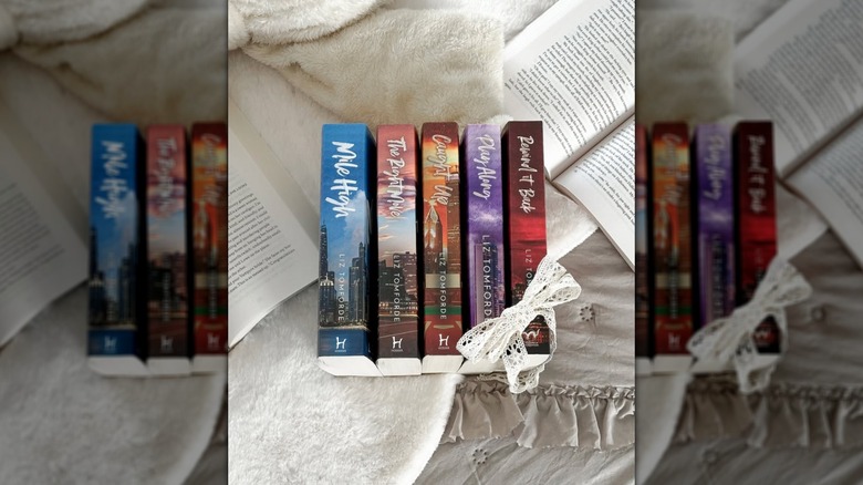 Les livres de la série Windy City alignés sur une pile de couvertures