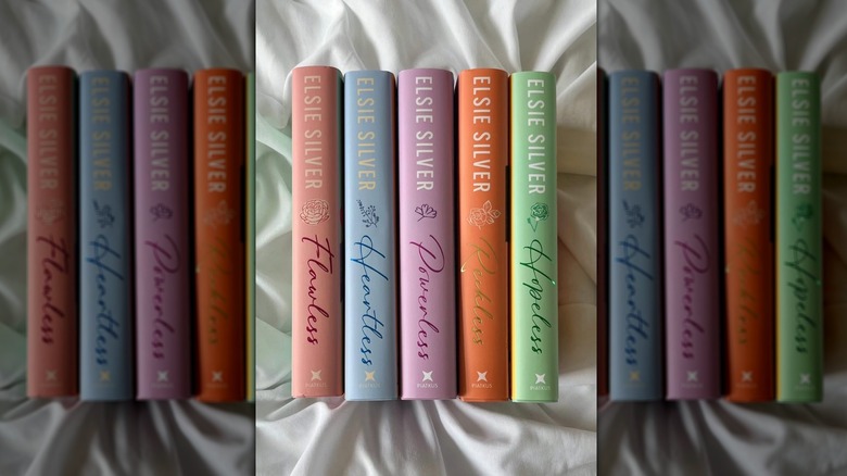 Les livres de la série Chestnut Springs alignés les uns à côté des autres sur une feuille soyeuse