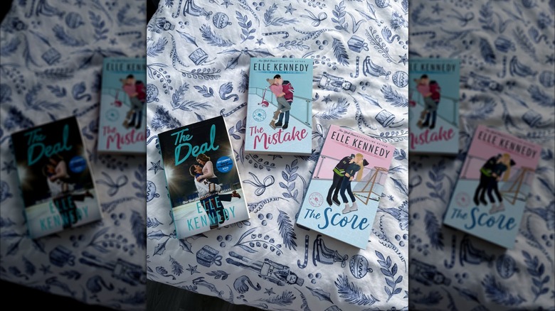 Les livres de la série Off-Campus posés sur une feuille à motifs