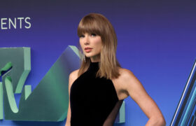 Taylor Swift établit une norme de soirée de rendez-vous entièrement noire avec des talons à bride arrière en cuir et des tueurs