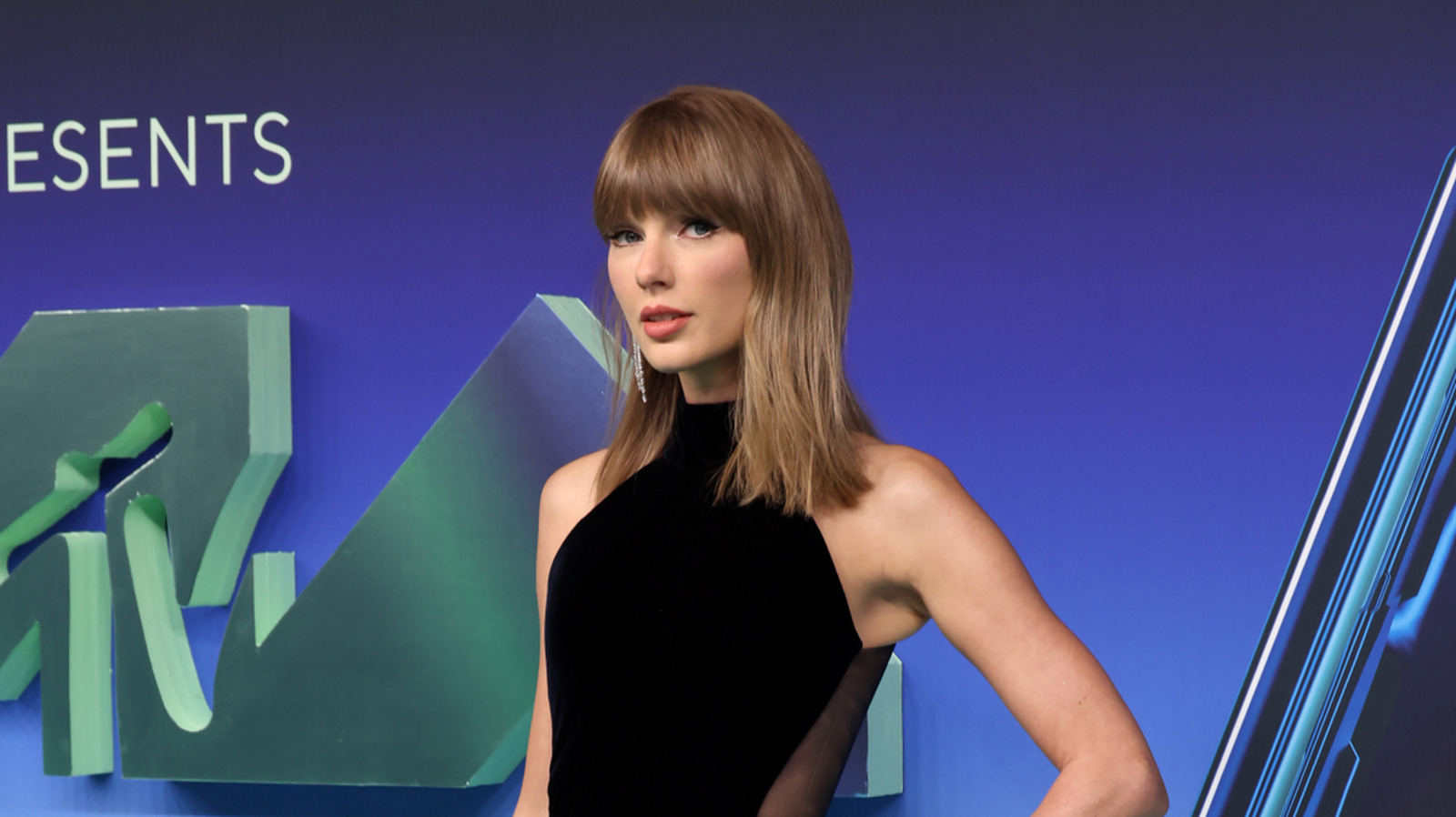 Taylor Swift établit une norme de soirée de rendez-vous entièrement noire avec des talons à bride arrière en cuir et des tueurs