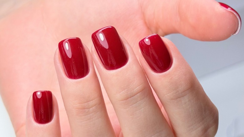 Manucure rouge riche sur ongles courts