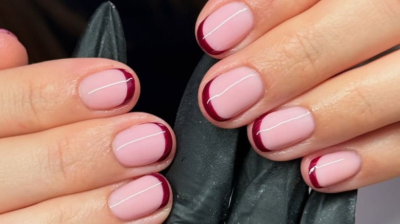 Micro French tips bordeaux sur ongles courts