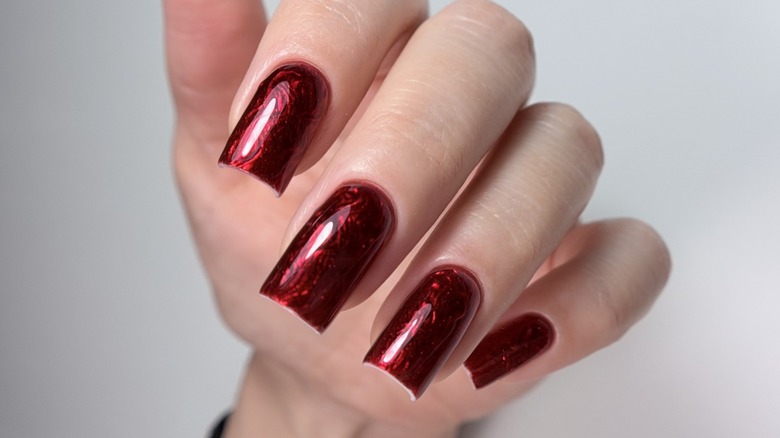 Ongles courts chromés rouges