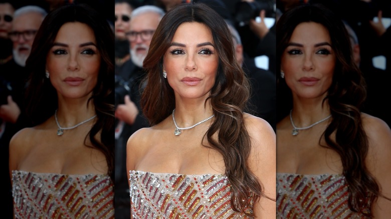Gros plan d'Eva Longoria regardant sur le côté tout en portant des lèvres roses et nude et une robe bustier scintillante