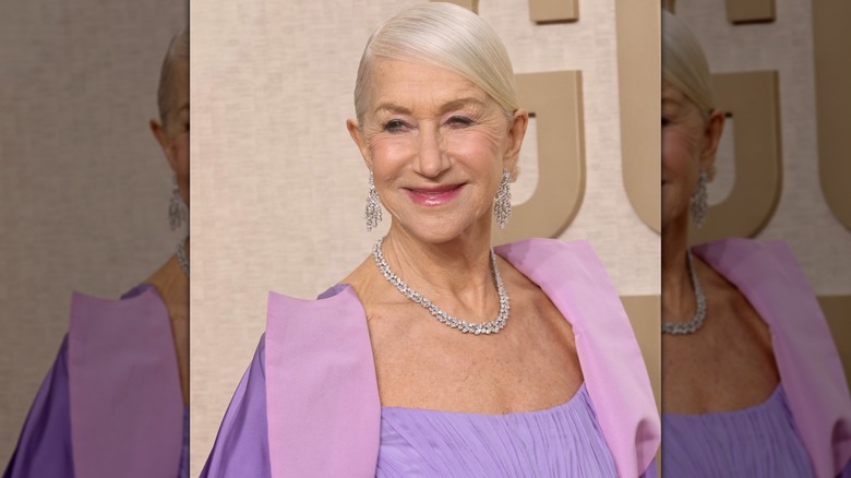 Gros plan d'Helen Mirren aux Golden Globe Awards, souriante tout en portant des lèvres roses et brillantes