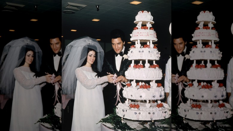 Priscilla Presley portant une robe de mariée et coupant son gâteau de mariage debout à côté d'Elvis Presley