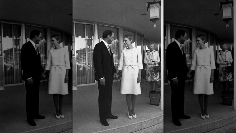 Photo en noir et blanc de Frank Sinatra et Mia Farrow le jour de leur mariage