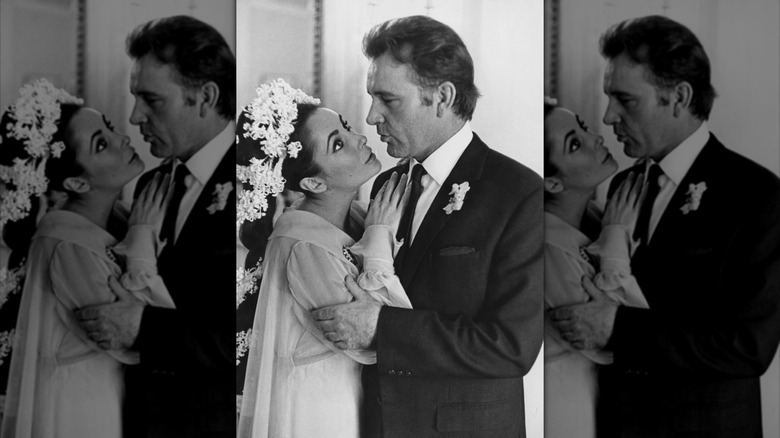 Photo en noir et blanc d'Elizabeth Taylor appuyée sur Richard Burton