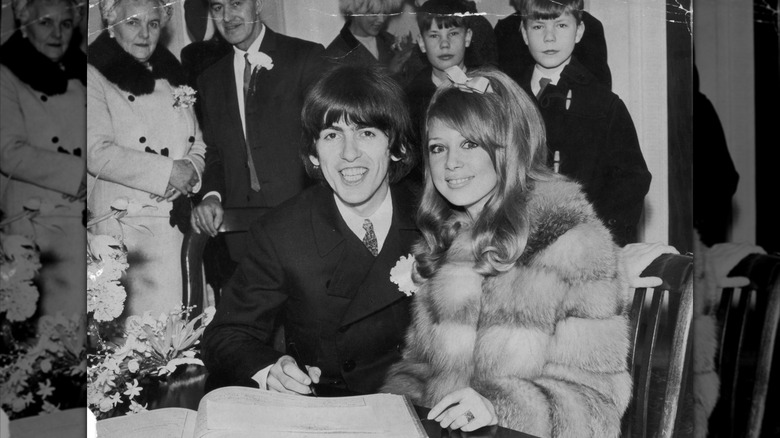 Photo en noir et blanc de George Harrison et Pattie Boyd le jour de leur mariage