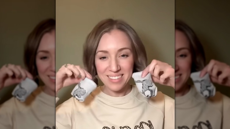 Une femme montrant ses boucles de chaussettes basses sur YouTube