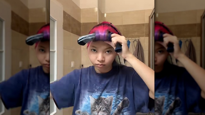 Une femme sur TikTok montrant une combinaison de chaussettes en quatre parties composées de boucles sans chaleur