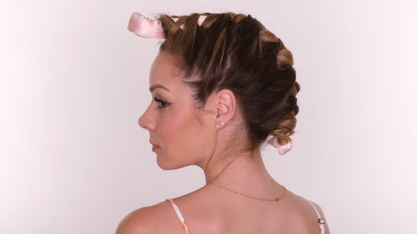 Les façons les plus confortables de porter des boucles sans chaleur (surtout si vous dormez sur le côté)