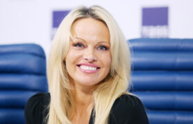 Pamela Anderson a relancé une coiffure de l'ère du jazz et c'est un tel changement par rapport à son look de bombe des années 90