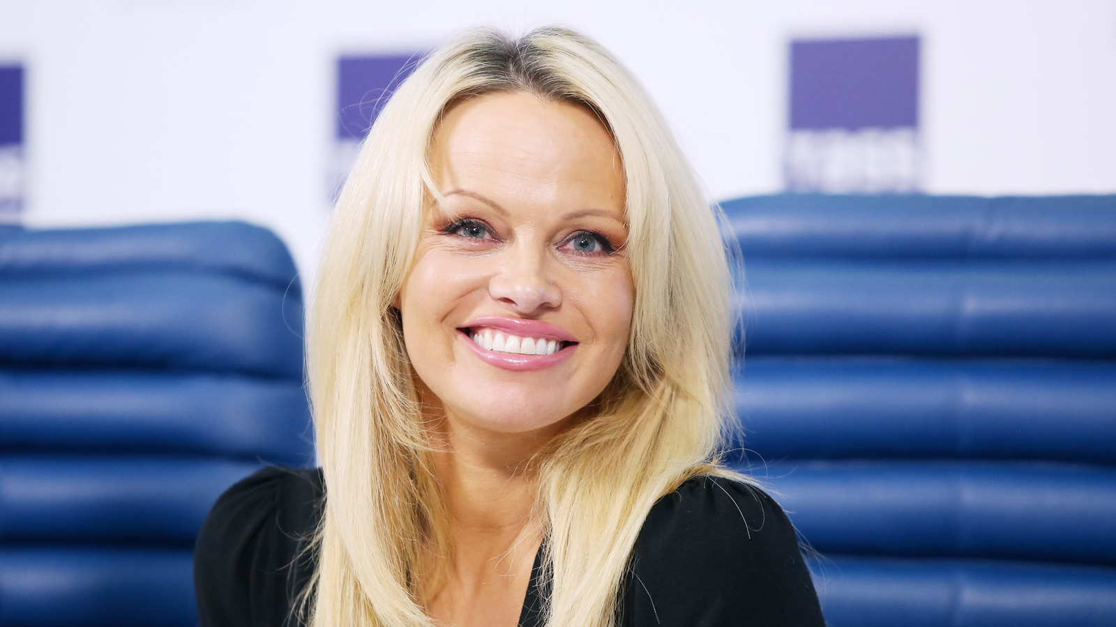 Pamela Anderson a relancé une coiffure de l'ère du jazz et c'est un tel changement par rapport à son look de bombe des années 90