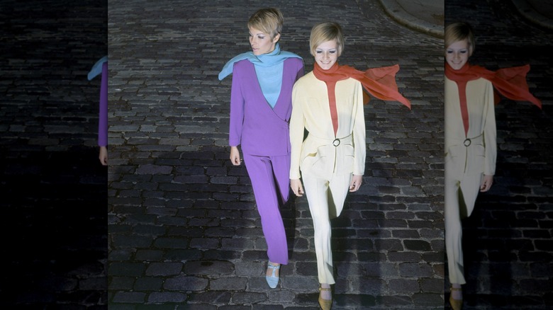 Deux mannequins de style mod traversant la route portant des chaussures plates Mary Jane colorées