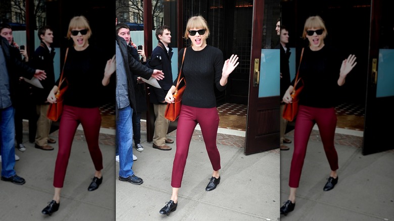 Taylor Swift portant un pantalon marron et des chaussures plates Oxford noires