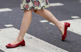 Les chaussures plates au fil des décennies : comment le style des chaussures et la façon dont nous les portons ont évolué