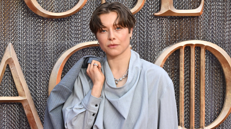 Emma D'Arcy porte une veste sur son épaule