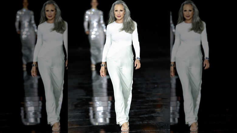 Andie MacDowell défile lors de la Fashion Week de Paris, 2026
