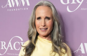 Restez en forme à 60 ans en copiant la routine de remise en forme ludique d'Andie MacDowell