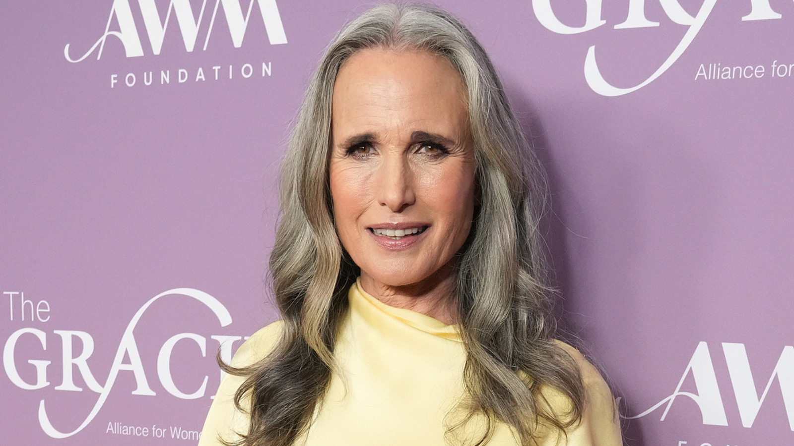 Restez en forme à 60 ans en copiant la routine de remise en forme ludique d'Andie MacDowell