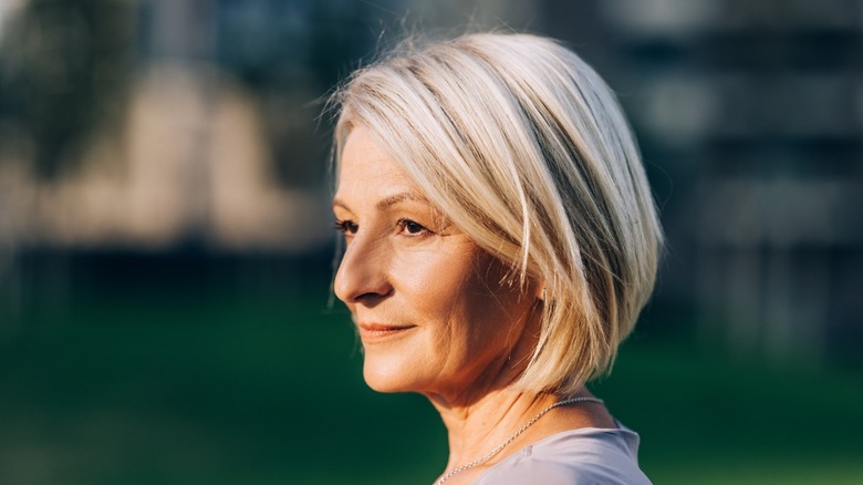 Le profil latéral d’une femme plus âgée avec un carré texturé doux