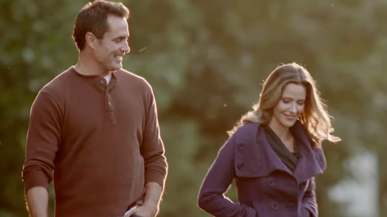 Jill Wagner dans le rôle de Sarah Bloom et Victor Webster dans le rôle de David Nichols dans A Harvest Wedding (2017)