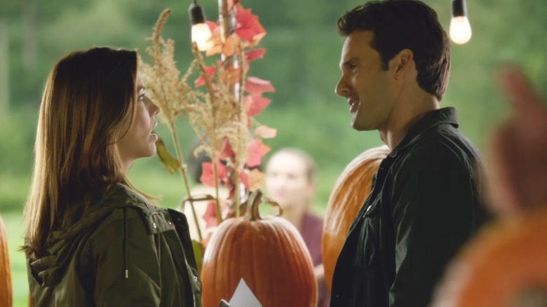Julie Gonzalo dans le rôle de Casey McArthy et Eric Aragon dans le rôle de Sam Harper dans Hallmark's Pumpkin Pie Wars (2016)