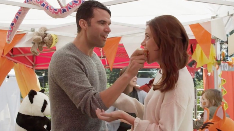 Julie Gonzalo dans le rôle d'Angela Young et Benjamin Ayres dans le rôle de Jeff Callan dans Falling for Vermont de Hallmark Channel (2017)