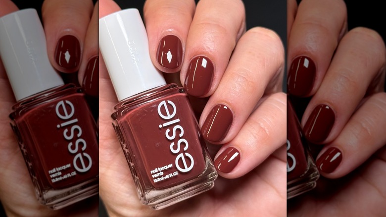 Gros plan sur les ongles d'une personne peints avec le Boho Rodeo d'Essie et tenant la bouteille de vernis à ongles