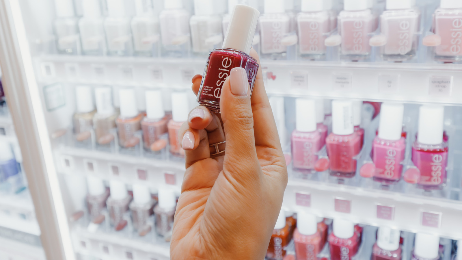 Tendances des ongles de l'automne 2026 : les couleurs de vernis Essie les plus populaires en ce moment