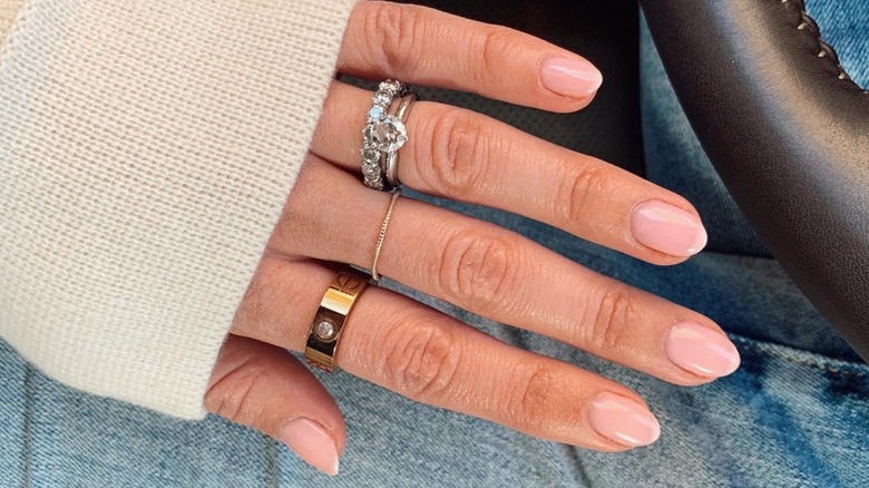 Ongles courts en amande