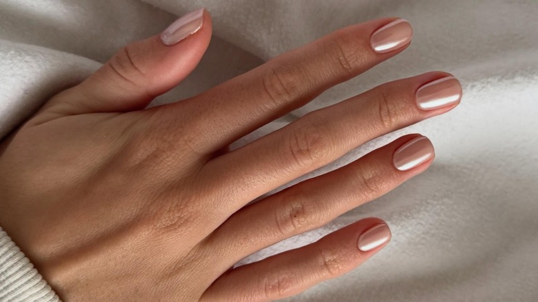 Ongles courts chromés nude
