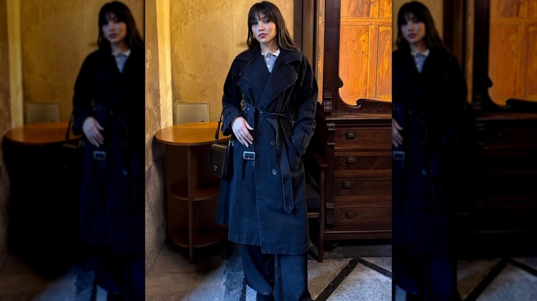Lauanda Rios portant un trench-coat et un pantalon évasé