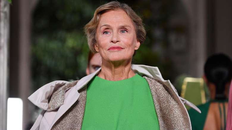 Lauren Hutton souriante sur le podium en 2019