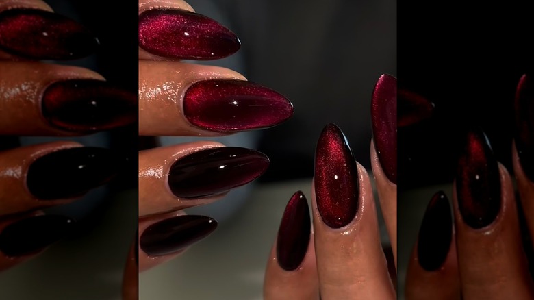Une femme avec une manucure velours merlot sur ongles longs