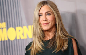 Dites adieu aux cheveux plats à 50 ans et copiez le hack volumateur facile de Jennifer Aniston