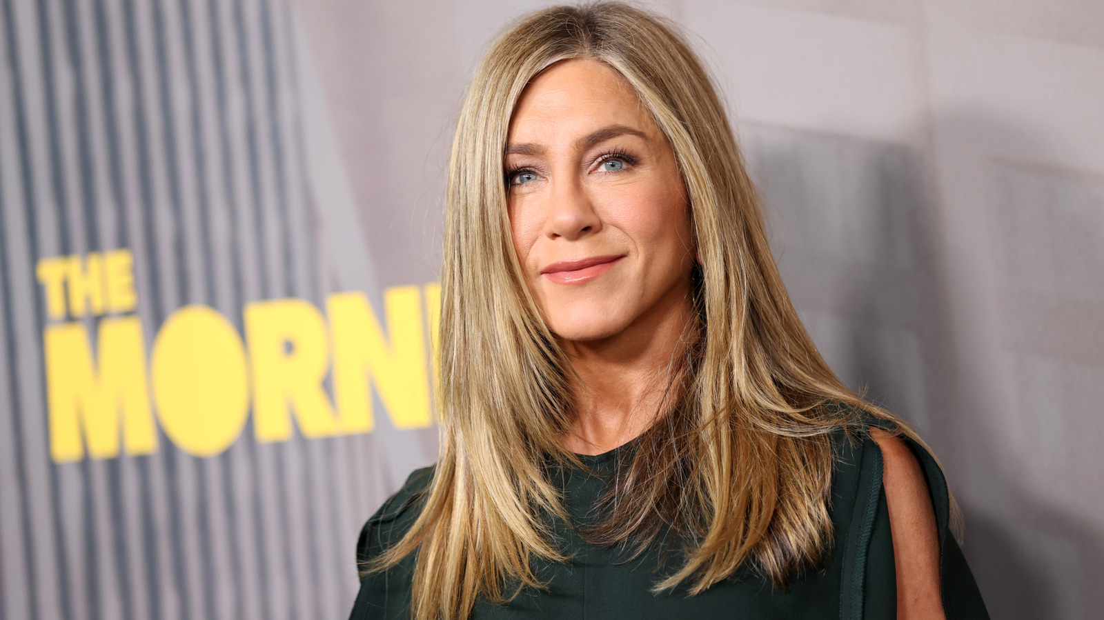 Dites adieu aux cheveux plats à 50 ans et copiez le hack volumateur facile de Jennifer Aniston
