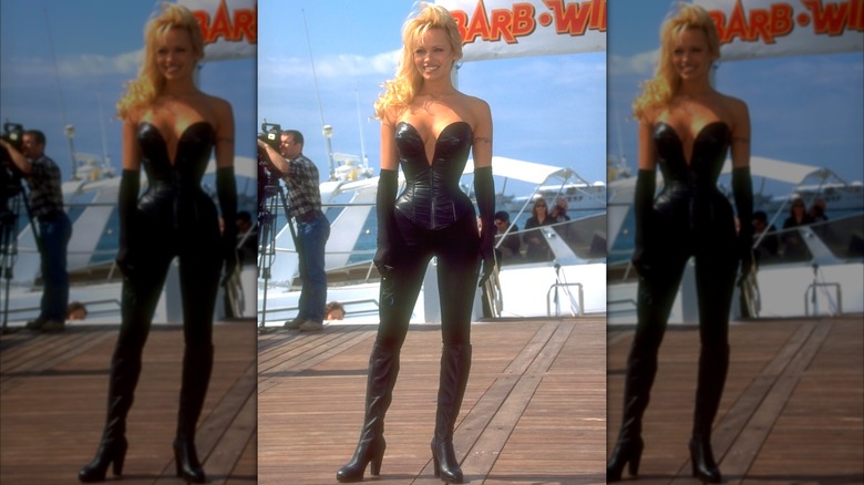 Pamela Anderson pose pour une séance photo lors du Festival de Cannes en 1995