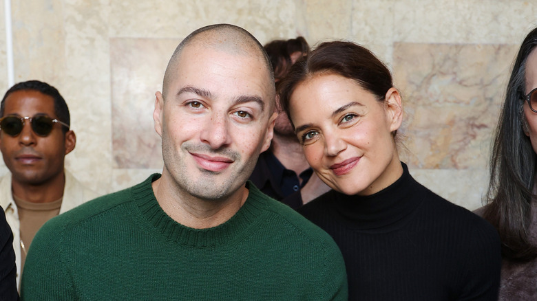 Katie Holmes assise et souriante avec Jason Bard Yarmosky