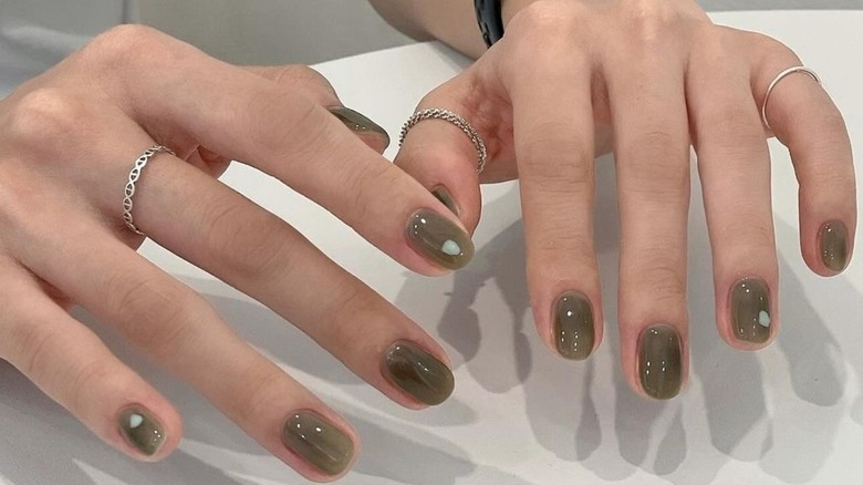 Un gros plan des ongles d'une personne après une manucure