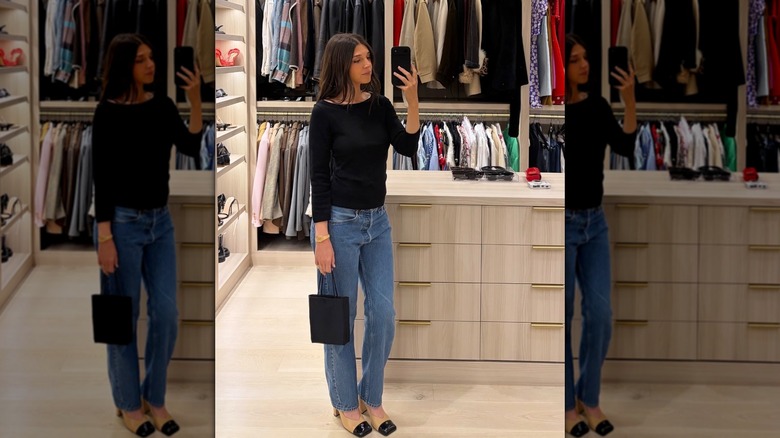 Le co-fondateur de Rhode associe des escarpins à bride arrière Chanel bicolores avec un simple haut en tricot noir et une tenue en jean