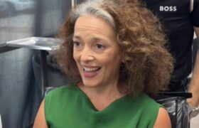 Vous hésitez à passer au gris ? Laissez la transformation de cette femme vous convaincre