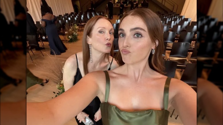 Julianne Moore posant pour un selfie aux côtés de sa fille, Liv Freundlich, alors qu'elles font toutes les deux une grimace