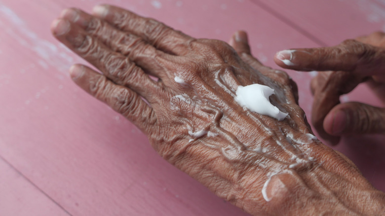 Femme utilisant une lotion pour les mains