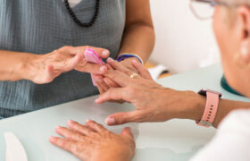 Les 4 meilleurs conseils pour avoir des ongles sains en vieillissant